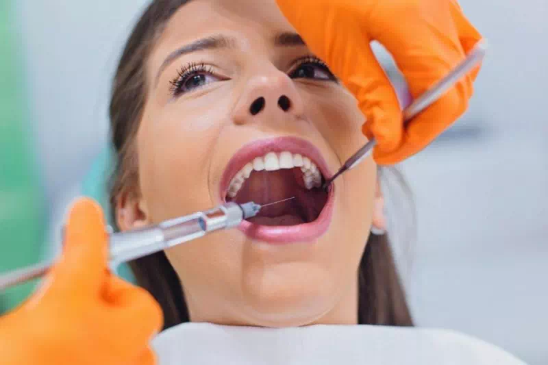 dentysta dający znieczulenie