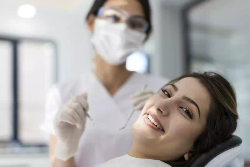 uśmiechnięta kobieta u dentysty